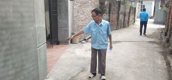 Hai người cao tuổi đi đầu trong việc hiến đất làm đường