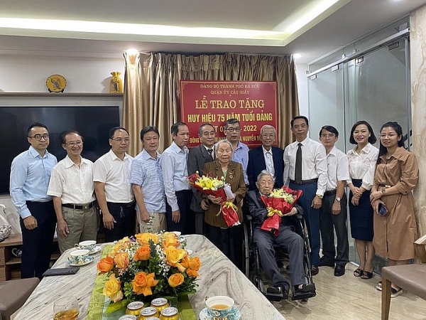 Chuyện kì diệu về hai vợ chồng cùng nhận Huy hiệu 75 tuổi Đảng