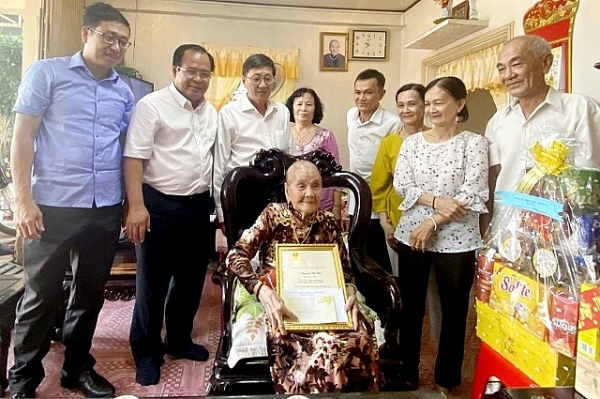 Phó Chủ tịch UBND tỉnh Cà Mau thăm và chúc thọ NCT trên địa bàn tỉnh