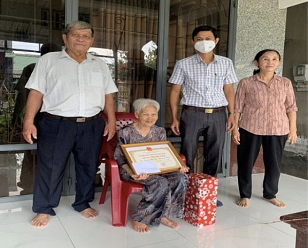 Thị xã Bình Minh, tỉnh Vĩnh Long: Thăm, tặng quà, chúc thọ và mừng thọ NCT