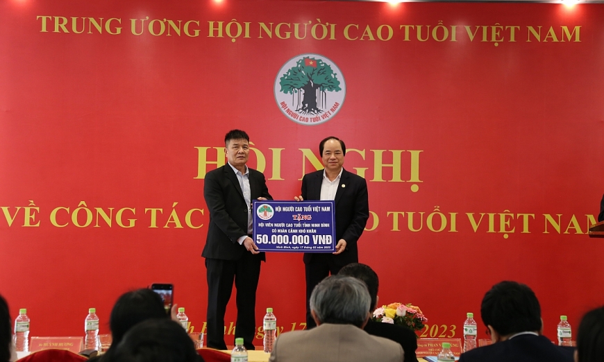 Phó Chủ tịch Hội Trương Xuân Cừ tặng quà cho hội viên NCT Ninh Bình Phó Chủ tịch Hội Trương Xuân Cừ tặng quà cho hội viên NCT Ninh Bình