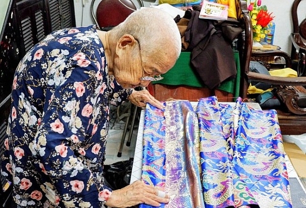 Sản phẩm gối cung đình của cụ bà 101 tuổi