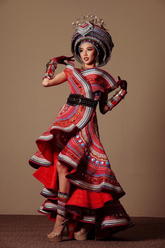 Thần thái cuốn hút của Hoa hậu Thùy Tiên trong trang phục dân tộc Thái Lan