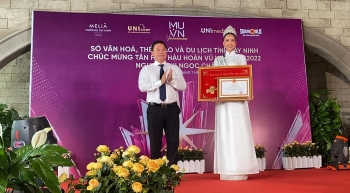 Hoa hậu Ngọc Châu về quê nhà Tây Ninh, bái phật cầu an tại Núi Bà Đen