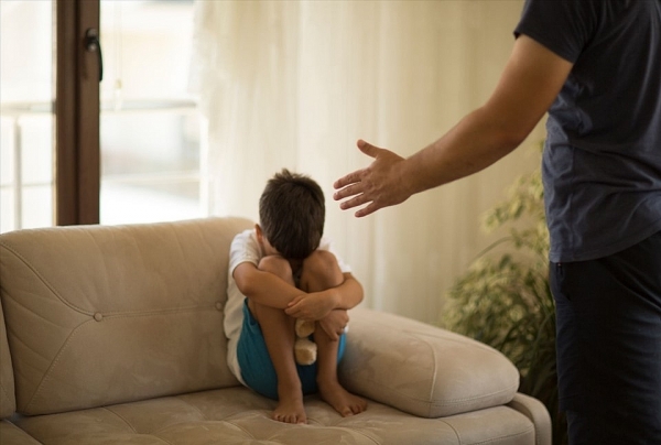 Sai lầm của cha mẹ khiến con sợ hãi sau những lời trách phạt