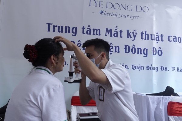 Trung tâm Mắt kỹ thuật cao Bệnh viện Đông Đô khám, tư vấn sức khỏe mắt miễn phí cho hơn 1000 NCT