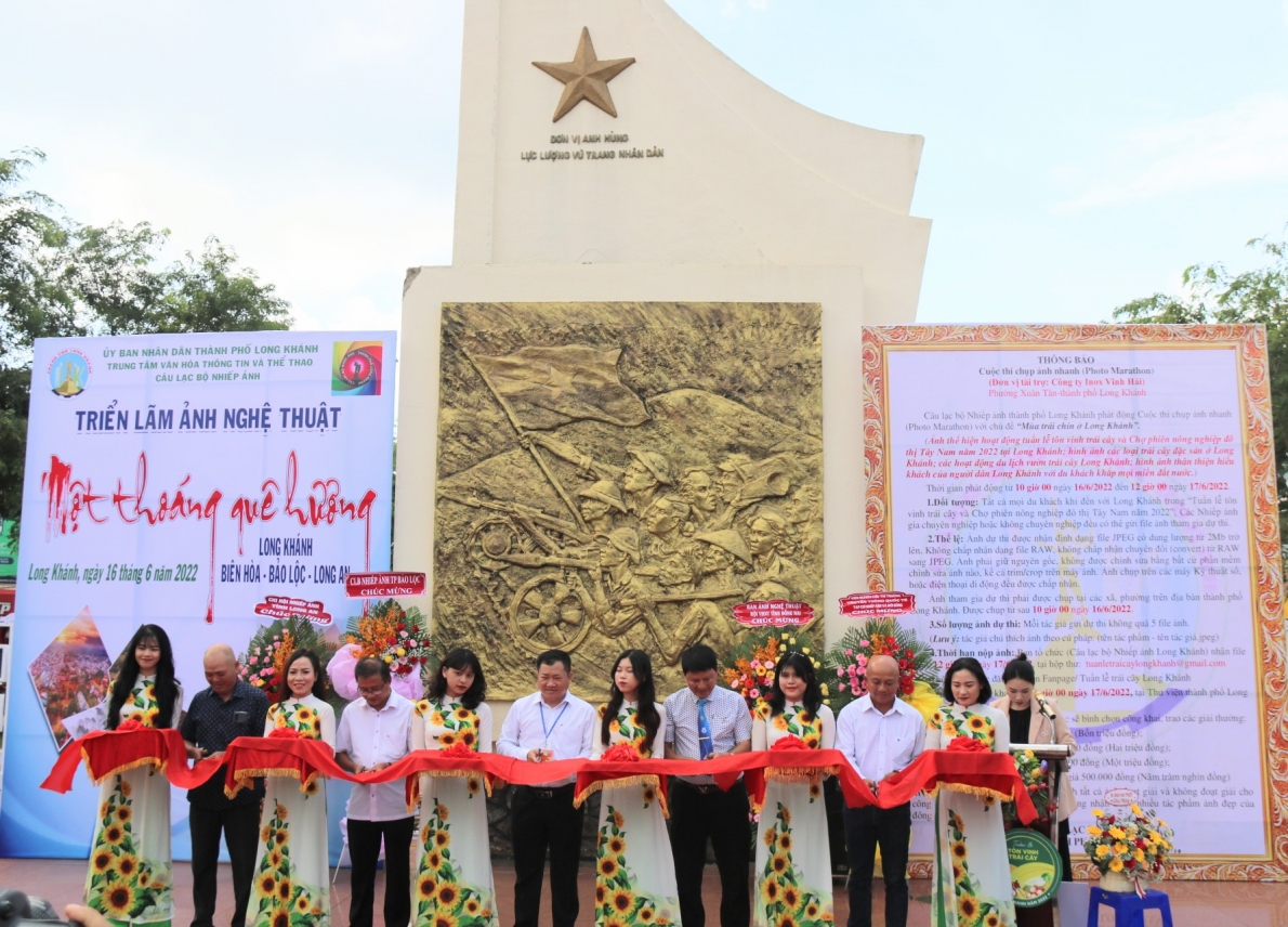 Triển lãm ảnh: Triển lãm ảnh là nơi tập trung những tác phẩm nghệ thuật đẹp và ấn tượng. Hãy cùng đến đây để thỏa mãn đam mê nhiếp ảnh và tìm hiểu thông tin về các nhiếp ảnh gia tài ba. Cái nhìn sắc nét và cảm xúc sâu lắng của những bức ảnh sẽ giúp bạn trải qua những trải nghiệm mới lạ.